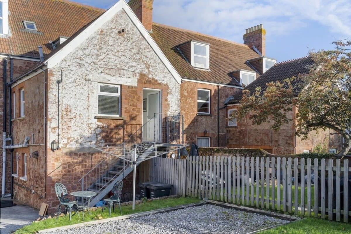Apartment Bright W Parking & Distant Sea Views *