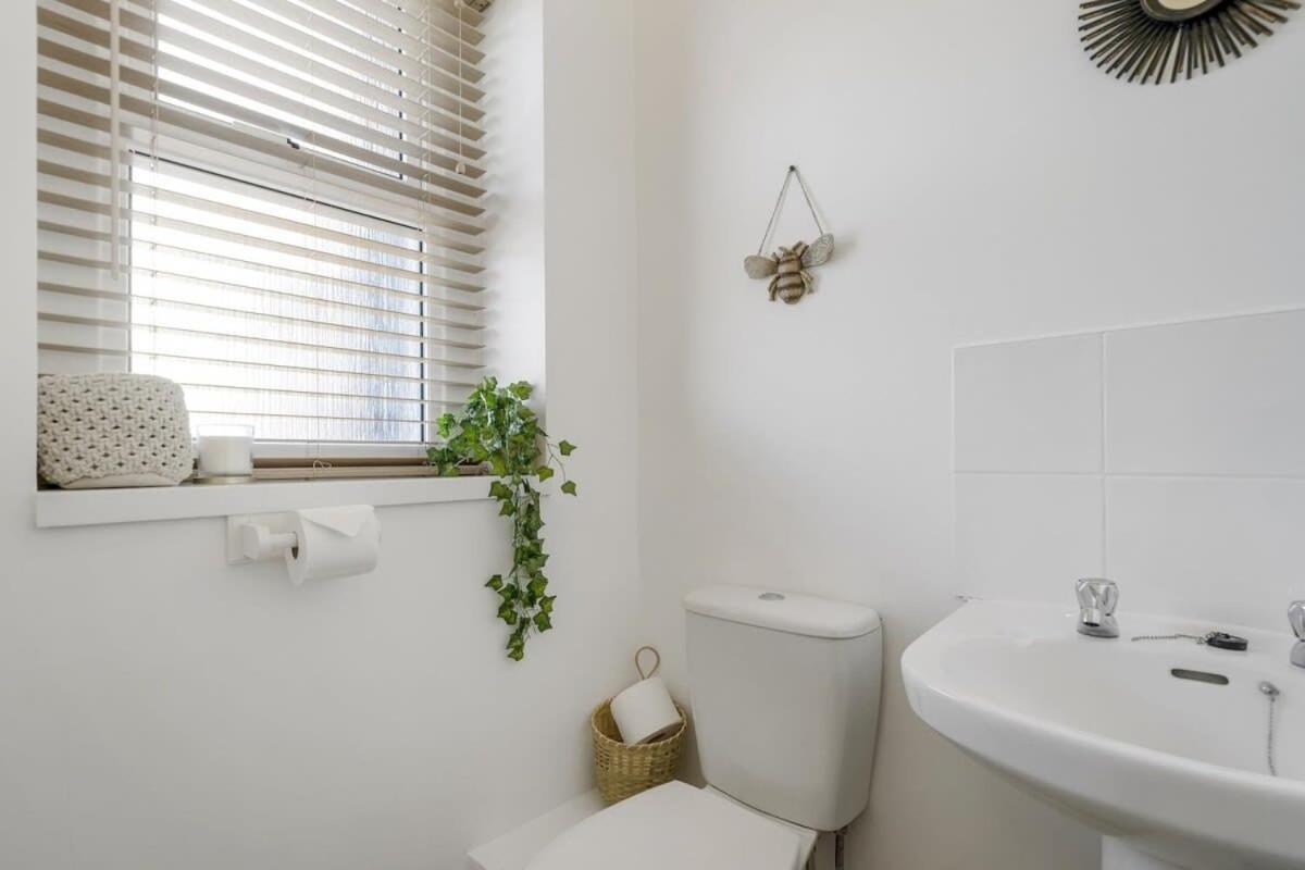 Apartment Bright W Parking & Distant Sea Views *