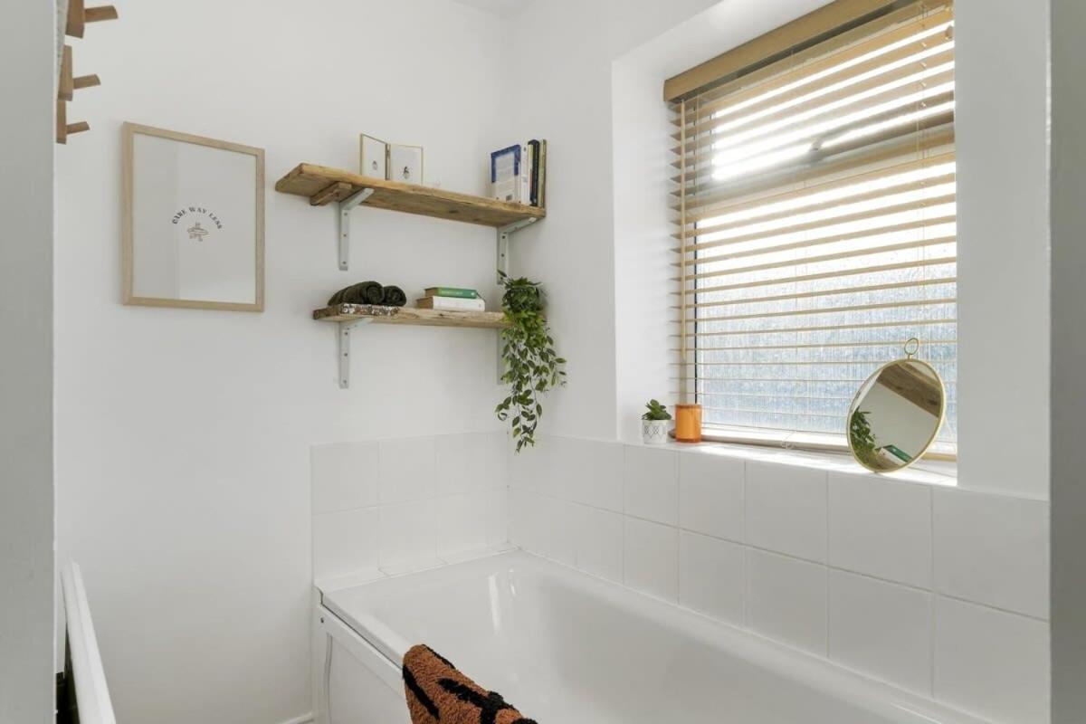 Bright W Parking & Distant Sea Views Apartment *
