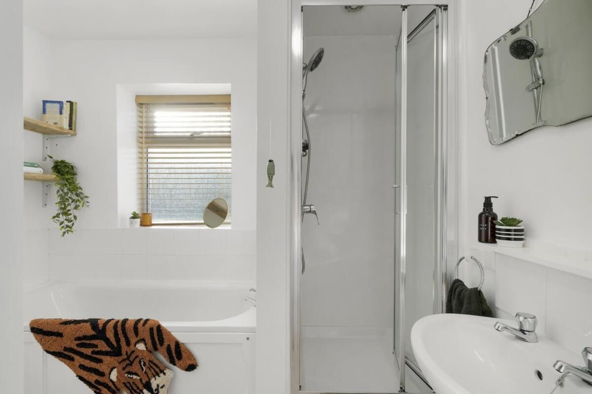 Apartment Bright W Parking & Distant Sea Views