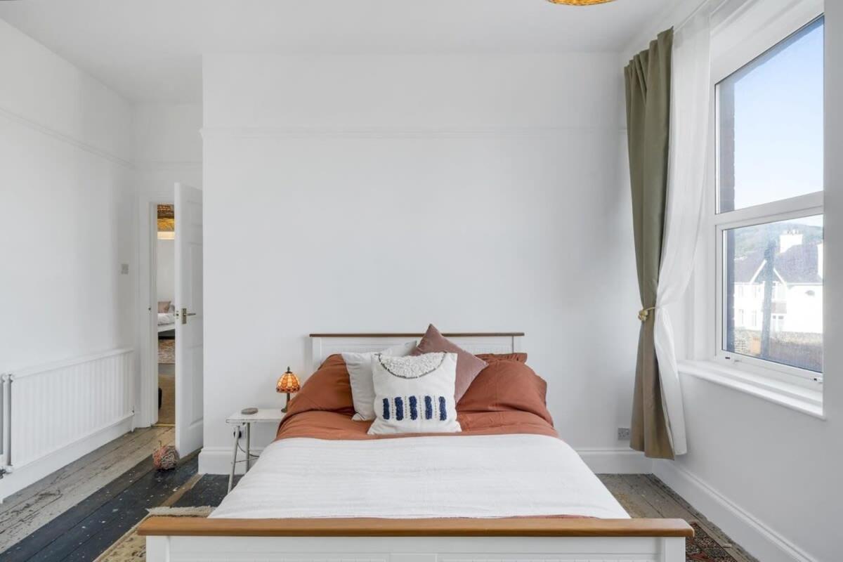Bright W Parking & Distant Sea Views Apartment Minehead