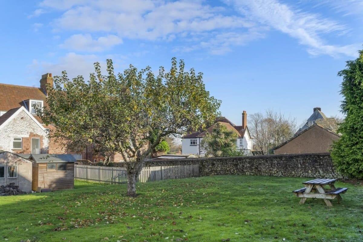 Bright W Parking & Distant Sea Views Apartment *