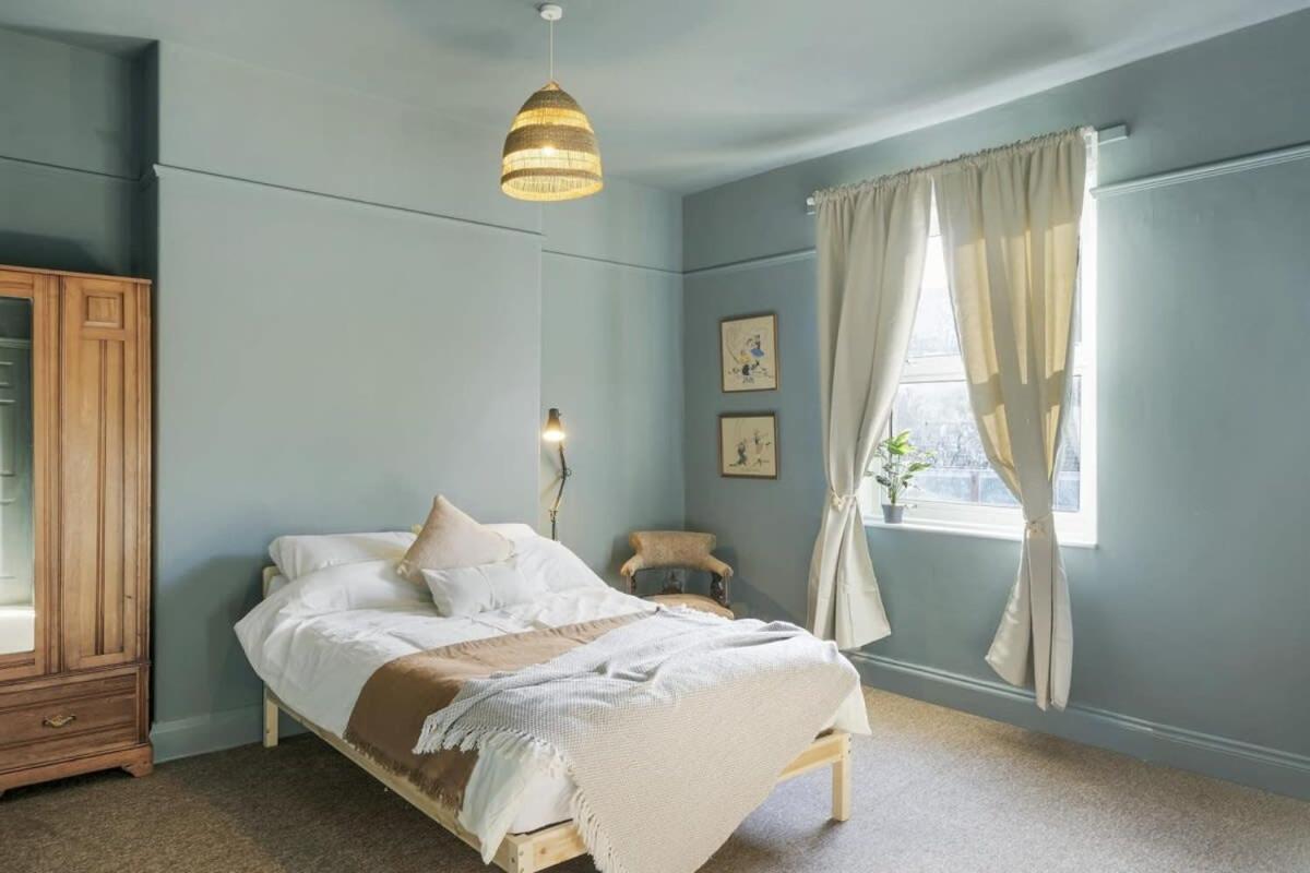 Apartment Bright W Parking & Distant Sea Views *