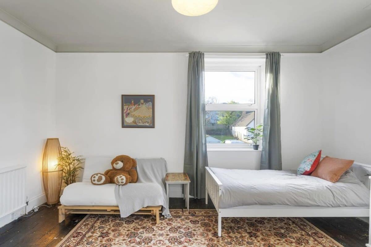 Bright W Parking & Distant Sea Views