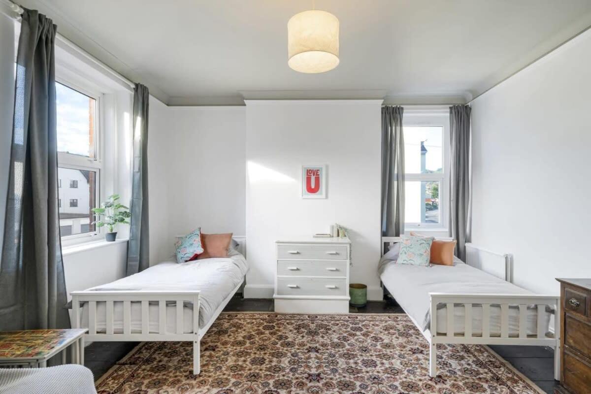 Bright W Parking & Distant Sea Views Apartment *