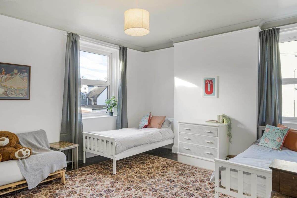 Apartment Bright W Parking & Distant Sea Views