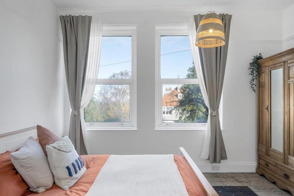 Apartment Bright W Parking & Distant Sea Views *