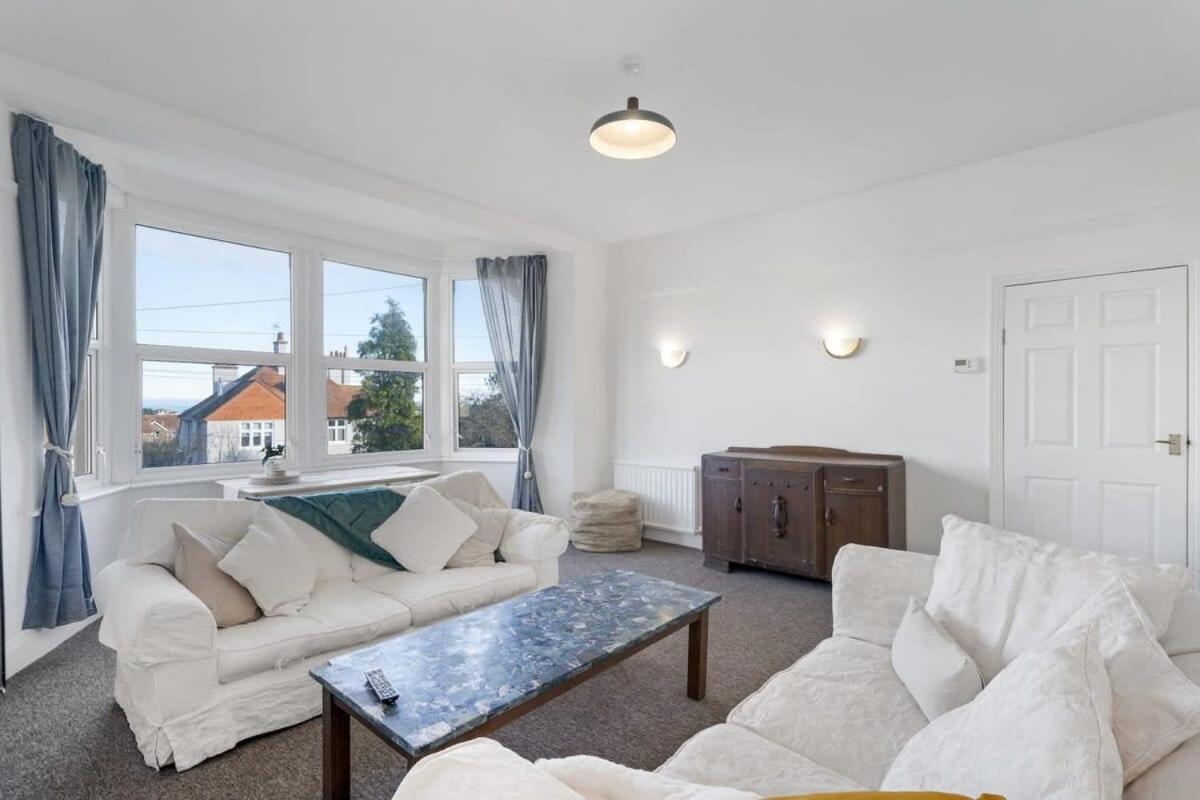 Bright W Parking & Distant Sea Views Apartment *