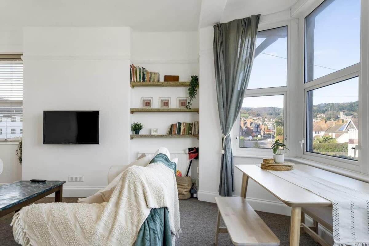Bright W Parking & Distant Sea Views